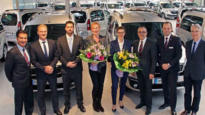 PeugeotHHTepeeÜbergabeTeam PeugeotHH Tepee Übergabe Team