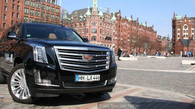 Cadillac Escalade © Michael Neher Cadillac-Escalade-Statisch-Front-Hafen-City-Schwarz©Michael-Neher02.04.16
