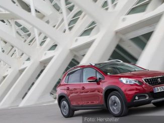 Peugeot-2008-Dynamisch2)-Seite-Front-Rot-06.06.16