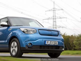Kia-Soul-EV-Dynamisch-Front-Seite-Blau-23.05.16