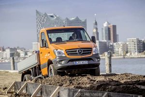 Mercedes-Transporter-Sprinter-Außen-Front-Seite-Orange-Elbphilharmonie-12.04.16