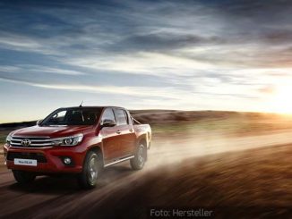 Toyota-Hillux-Dynamisch-Front-Seite-Rot-25.05.16