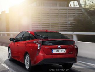 Toyota-Prius-Dynamisch-Heck-Seite-Rot-10.05.16