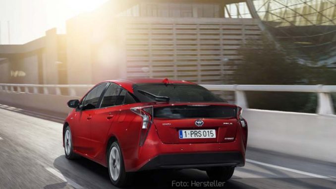 Toyota Prius Toyota-Prius-Dynamisch-Heck-Seite-Rot-10.05.16