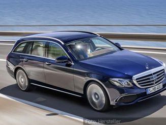 Mercedes-E-Klasse-Kombi-Dynamisch1-Seite-Front-Dunkelblau-16.08.16