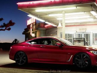 infiniti-q60-dynamisch-seite-nachts-tankstelle-rot-04-10-16