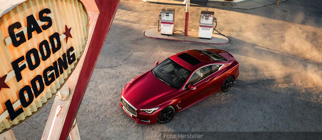 infiniti-q60-statisch-seite-dach-nachts-tankstelle-rot-14-10-16