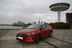 hyundai-ioniq-statisch1-front-seite-hafen-city-rot-03-11-16