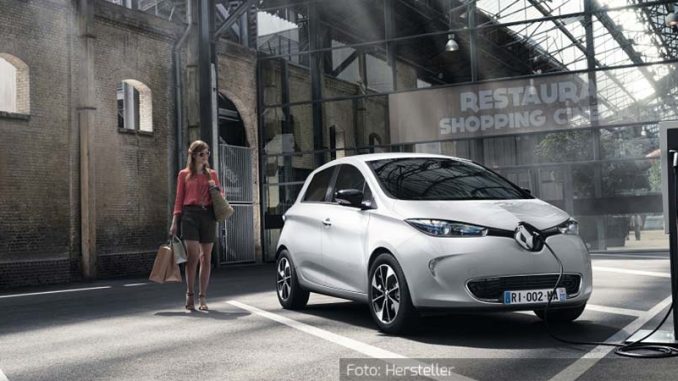 renault-zoe-statisch-front-seite-silbern-frau-08-10-16