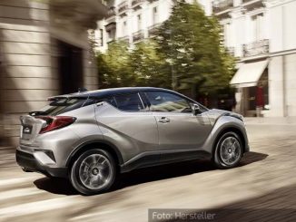 toyota-c-hr-dynamisch2-seite-heck-grau-metallic-27-09-16