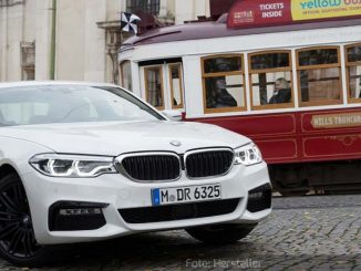 bmw-5er-statatisch1-front-seite-tram-lissabon-weiss-30-11-16