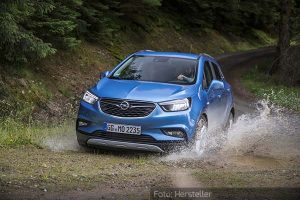 Opel-Mokka-X-Dynamisch-Gelände-Front-Blau-18.09.16