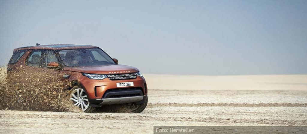 Land-Rover-Discovery-Dynamisch-Seite-Front-Wüste-17.10.16