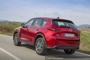 Mazda-CX-5-Dynamisch-Heck-Seite-Rot-15.05.17