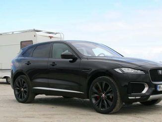 Pfohe-Jaguar-F-Pace-Statisch-Seite-Front-Strand-SPO-Schwarz23.04.17