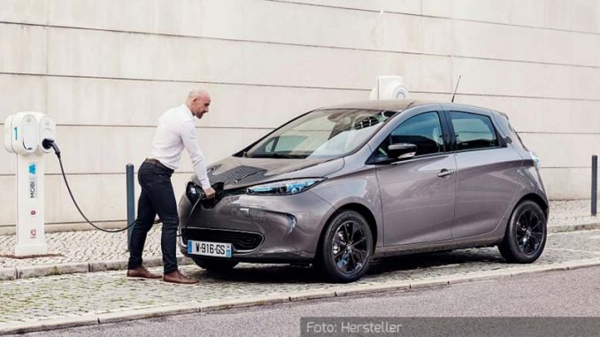 Renault-Zoe-Statisch-Front-Seite-Grau-Mann-Laden-05.07.17 Renault-Zoe-Statisch-Front-Seite-Grau