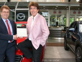 Zertifikatsübergabe: Dietmar Fischer, Distriktleiter Mazda-Service (li.) mit Baldur Tecius Foto. Michael Neher