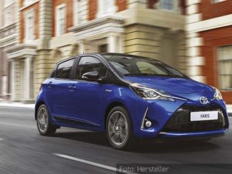 Toyota-Yaris-Hybrid-Dynamisch-Seite-Front-Blau-30.05.17