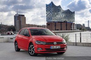 VW-Polo-Statisch1)-Front-Seite-Elbphilharmonie-Rot-26.09.17