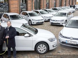 VWeGolf-Übergabe-Fischmarkt-Frank-Horch(l)-Ludger-Fretzen-03.03.18