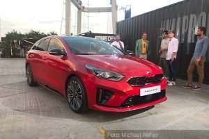 Kia-ProCeed-Barcelona-Enthüllung2)-Rot-Nautic-Center-Draußen-13.09.18