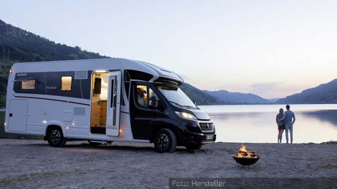 Dethleffs-Pulse-Reisemobil-Statisch1)-Seite-Nachts-Lagerfeuer-Pärchen-03.09.18 Dethleffs-Pulse-Reisemobil-Statisch1)-Seite-Nachts-Lagerfeuer-Pärchen-03.09.18