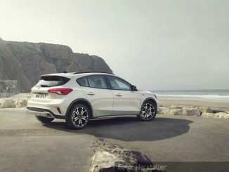 Ford-Focus-Statisch-Heck-Seite-Weiß-Strand-11.07.18