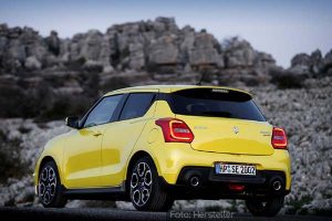 Suzuki-Swift-Sport-Statisch-Heck-Seite-Gelb-16.05.18