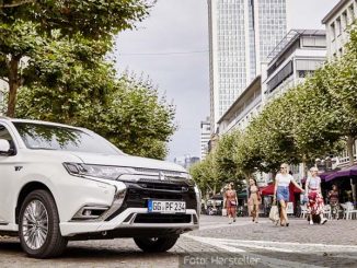 Mitsubishi-Outlander-PHEV-Statisch-Seite-Front-Weiß-08.10.18