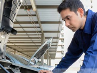 MechanikerMotorhaubeFotolia_78581492_XS11.09.18