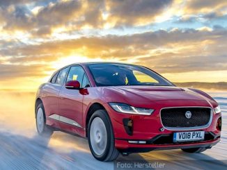 Jaguar-I-Pace-Dynamisch-Front-Seite-Rot-Winterlandschaft-12.03.19