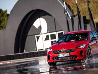 Kia-Stinger-Dynamisch-Front-Seite-Driften-Rot-29.04.19