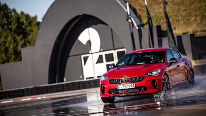 Kia-Stinger-Dynamisch-Front-Seite-Driften-Rot-29.04.19 Kia-Stinger-Dynamisch-Front-Seite-Driften-Rot-29.04.19