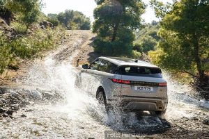 Range-Rover-Evoque-Dynamisch4)-Heck-Seite-Gelände-Silbern-Klein-03.04.19