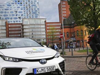 Toyota-Mirai-Zero-Tour-Statisch-Front-Weiß-Elbphilaharmonie-02.05.19