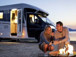 Dethleffs-Pulse-Reisemobil-Statisch-Seite-Nachts-Lagerfeuer-Pärchen-03.09.18