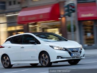 Nissan-Leaf-Dynamisch-Front-Seite-Weiß-24.06.19