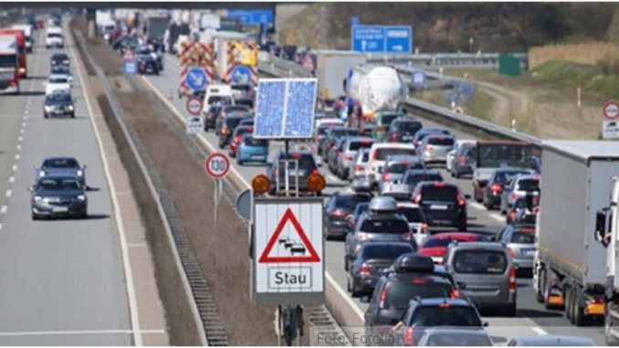 AutobahnStauFotolia_199718805_XS04.06.19 Verstopfte Straßen gehören leider mittlerweile dazu. Wer in einen Stau gerät, sollte trotzdem einfach die Ruhe bewahren