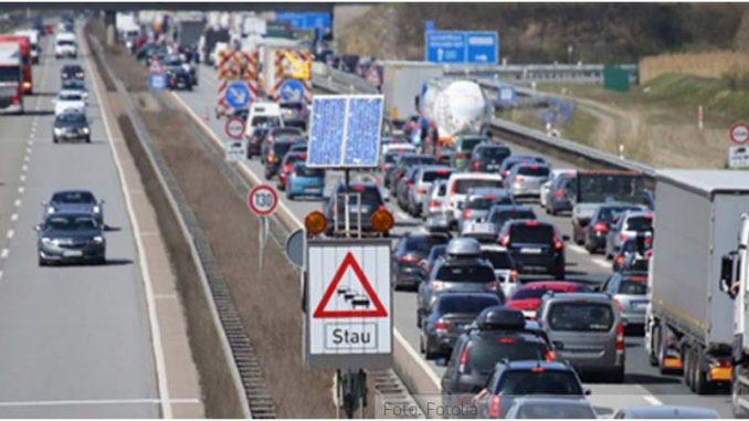 Verstopfte Straßen gehören leider mittlerweile dazu. Wer in einen Stau gerät, sollte trotzdem einfach die Ruhe bewahren