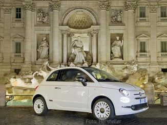 Fiat-500-Dolcevita-Statisch-Seite-Front-Weiß-Trevi-Brunnen-nachts-15.07.19