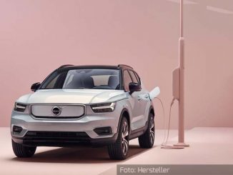 Volvo-XC40-Recharge-Statisch-Front-Seite-Ladesäule-Weiß-23.10.19