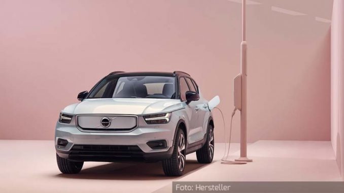 Volvo-XC40-Recharge-Statisch-Front-Seite-Ladesäule-Weiß-23.10.19 Volvo-XC40-Recharge-Statisch-Front-Seite-Ladesäule-Weiß-23.10.19