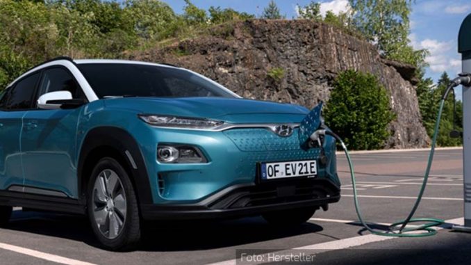 Hyundai-Kona-Elektro.Statisch-Front-Seite-Laden-Blau-24.02.20jpg