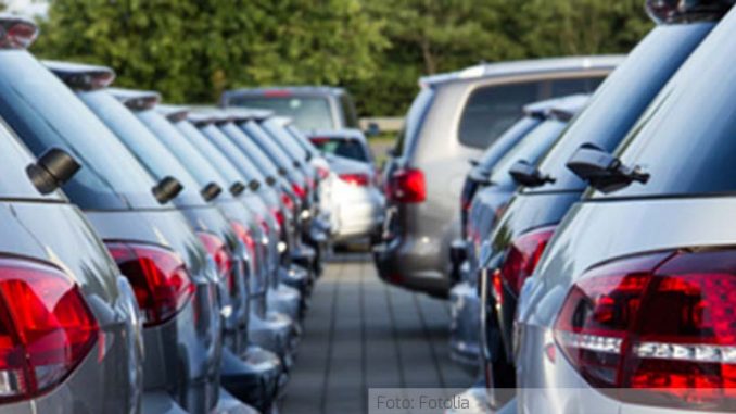 AutoreiheHeckansichtFotolia_66676559_XS