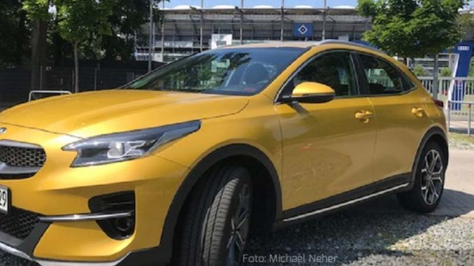 Kia-XCeed-Hybryd-Statisch-Front-Seite-Gold-26.06.20
