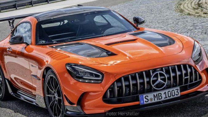 Mercedes-AMG-GT-Coupé-Statisch-Front-Seite-Orange-03.08.20