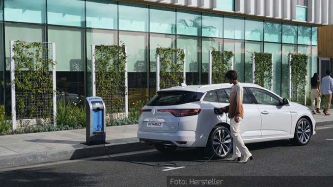 Renault-E-Tech-Mégane-Statisch-Heck-Seite-Weiß-Laden-Frau-21.07.20
