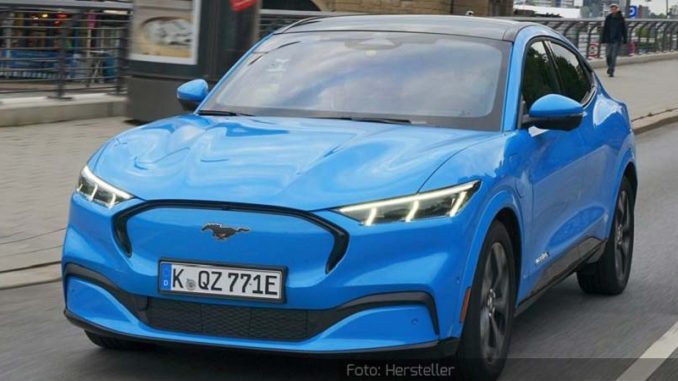 Ford-Mustang-Mach-E-Dynamisch-Front-Seite-Blau-Hamburg-Landungsbrücken-21.10.20