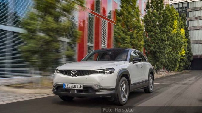 Mazda-MX-30-Dynamisch-Front-Seite-Weiß-07.07.20