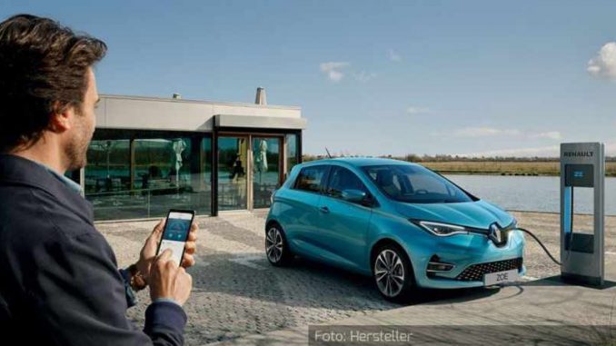 Renault-Zoe-Statisch-Front-Seite-Blau-Laden-Mann-09.03.21